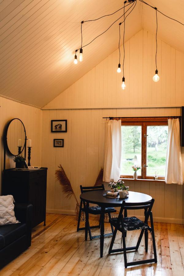 Hotel Juras Maja Ausekli à Kaltene Extérieur photo