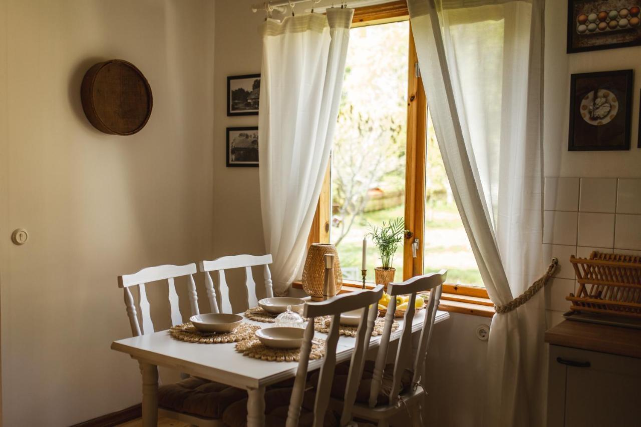 Hotel Juras Maja Ausekli à Kaltene Extérieur photo