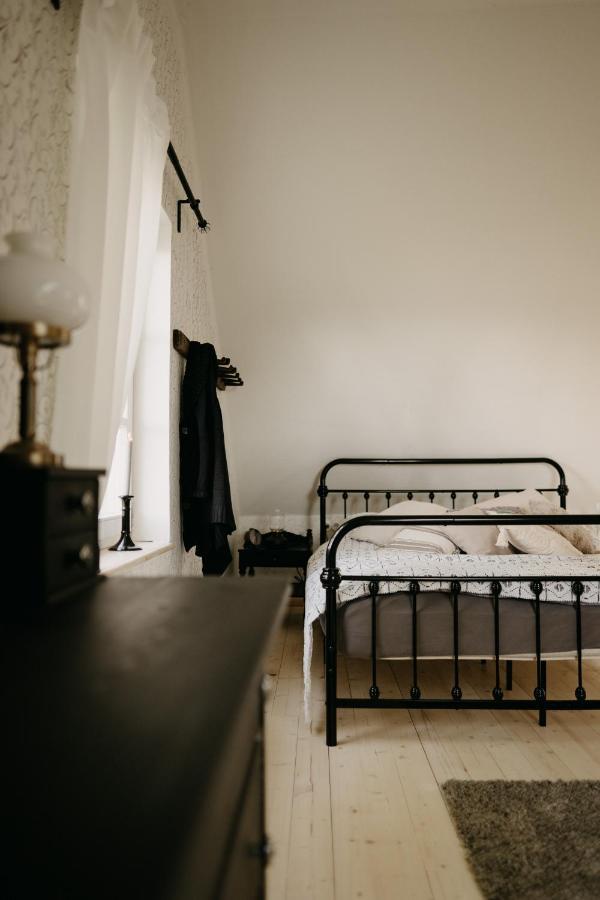 Hotel Juras Maja Ausekli à Kaltene Extérieur photo